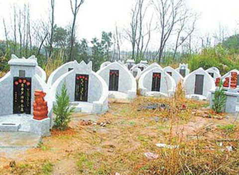 在湘潭县响水乡狮子山村,乱建滥造的私人墓地随处可见刘晓波摄